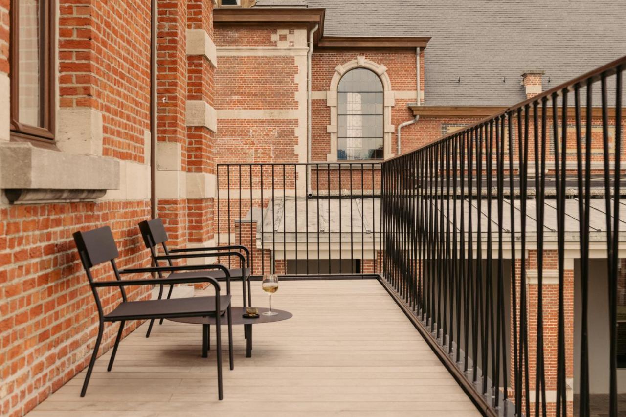 Zimmer mit Kingsize-Bett und Balkon